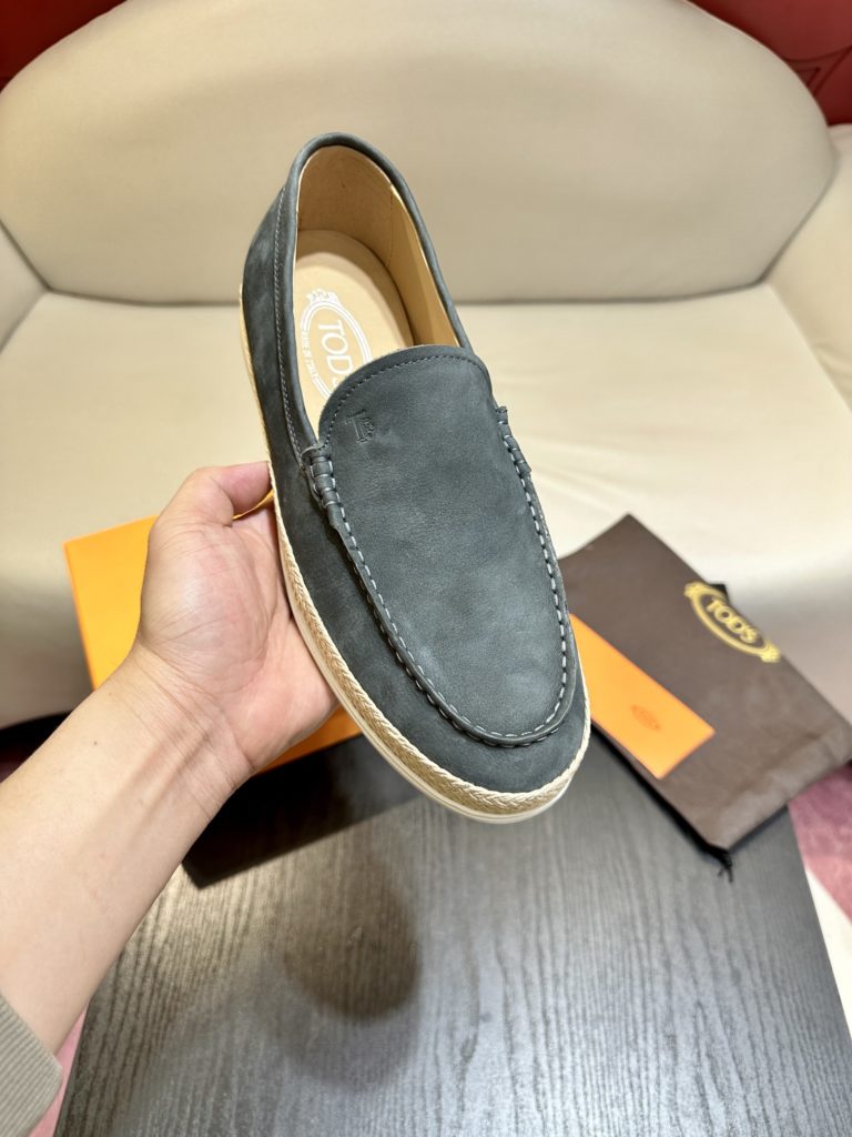 Tod's heel loafers are made of soft suede leather with Tod's lettering on the front. The rubber bean sole with inlay is soft and comfortable, and the heel is dotted with rubber beans, showing a lazy and casual style. Size 39-44 (38.45 customized)