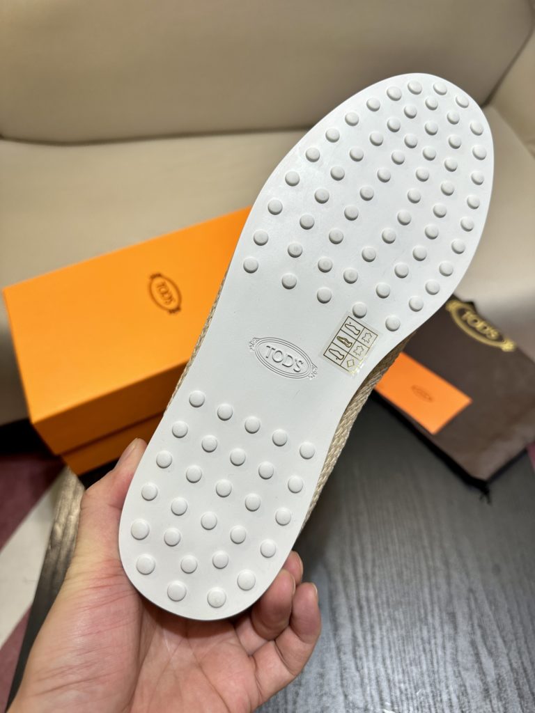 Tod's heel loafers are made of soft suede leather with Tod's lettering on the front. The rubber bean sole with inlay is soft and comfortable, and the heel is dotted with rubber beans, showing a lazy and casual style. Size 39-44 (38.45 customized)