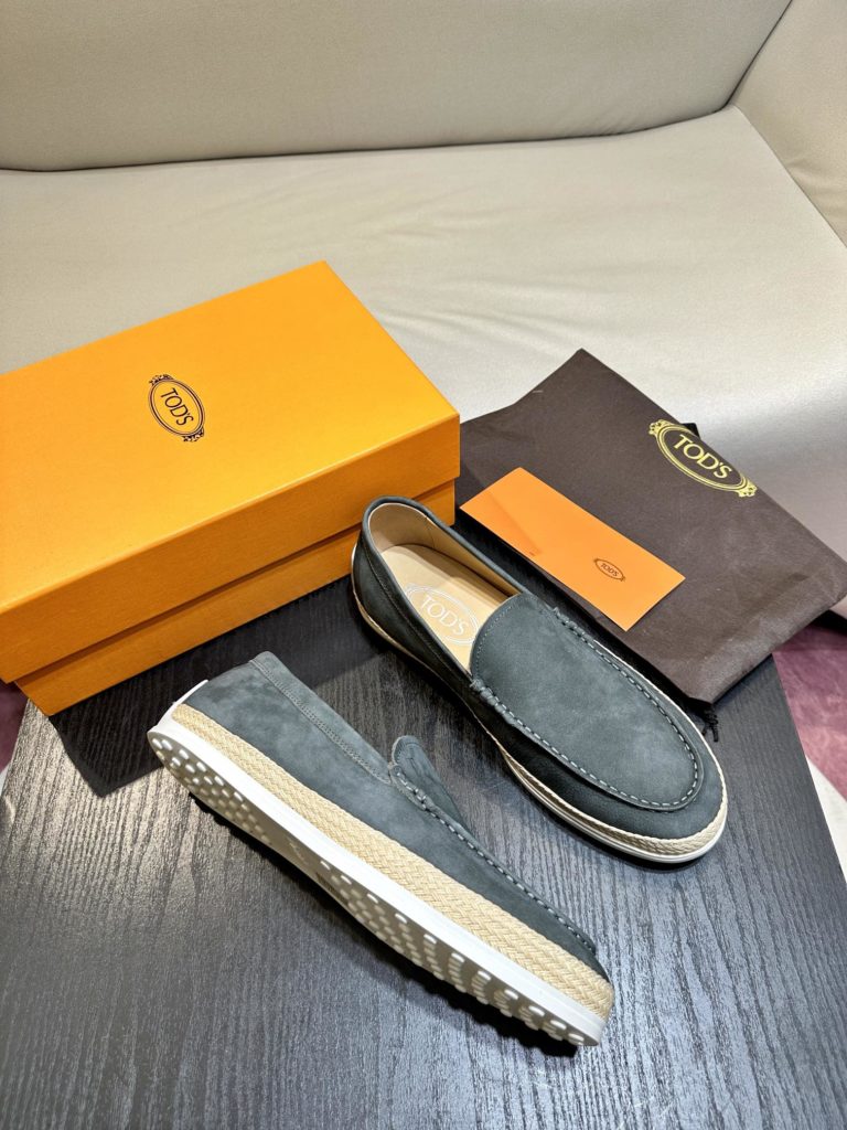 Tod's heel loafers are made of soft suede leather with Tod's lettering on the front. The rubber bean sole with inlay is soft and comfortable, and the heel is dotted with rubber beans, showing a lazy and casual style. Size 39-44 (38.45 customized)