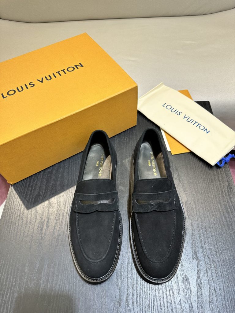 Tod's heel loafers are made of soft suede leather with Tod's lettering on the front. The rubber bean sole with inlay is soft and comfortable, and the heel is dotted with rubber beans, showing a lazy and casual style. Size 39-44 (38.45 customized)