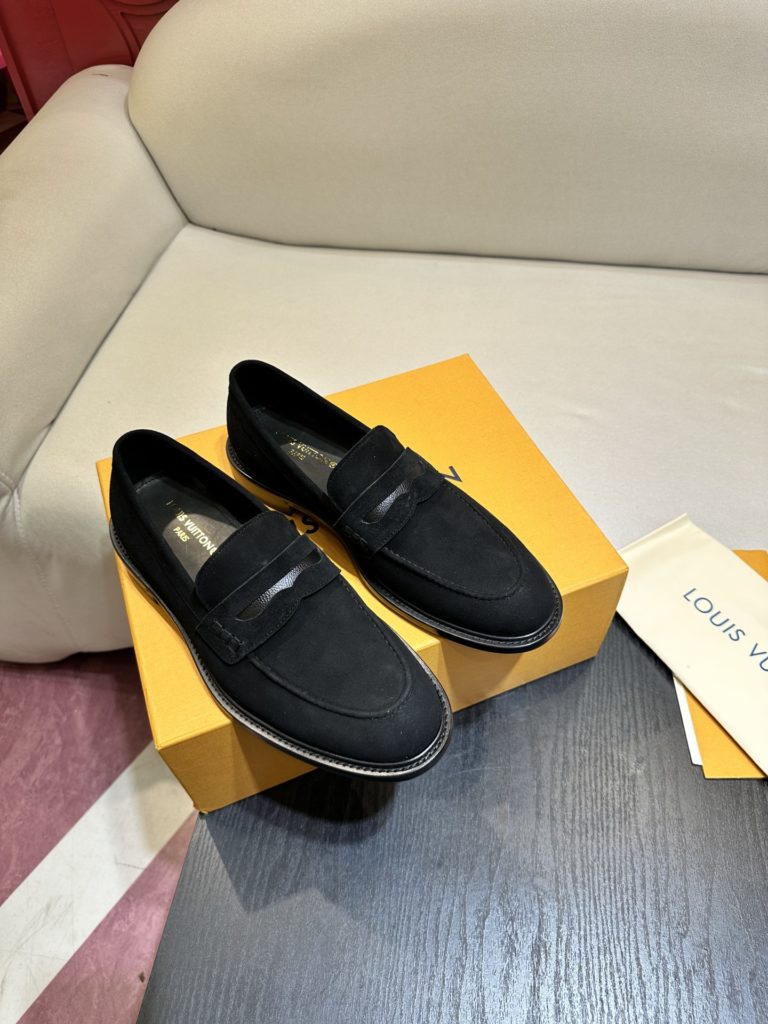 Tod's heel loafers are made of soft suede leather with Tod's lettering on the front. The rubber bean sole with inlay is soft and comfortable, and the heel is dotted with rubber beans, showing a lazy and casual style. Size 39-44 (38.45 customized)