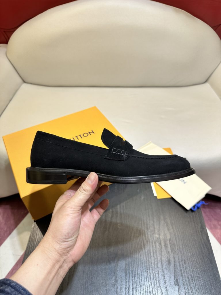 Tod's heel loafers are made of soft suede leather with Tod's lettering on the front. The rubber bean sole with inlay is soft and comfortable, and the heel is dotted with rubber beans, showing a lazy and casual style. Size 39-44 (38.45 customized)