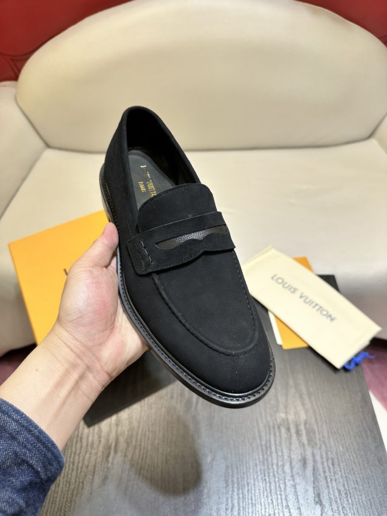 Tod's heel loafers are made of soft suede leather with Tod's lettering on the front. The rubber bean sole with inlay is soft and comfortable, and the heel is dotted with rubber beans, showing a lazy and casual style. Size 39-44 (38.45 customized)