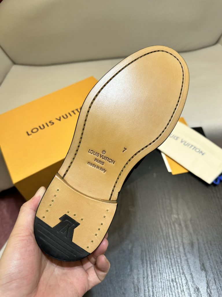 Tod's heel loafers are made of soft suede leather with Tod's lettering on the front. The rubber bean sole with inlay is soft and comfortable, and the heel is dotted with rubber beans, showing a lazy and casual style. Size 39-44 (38.45 customized)