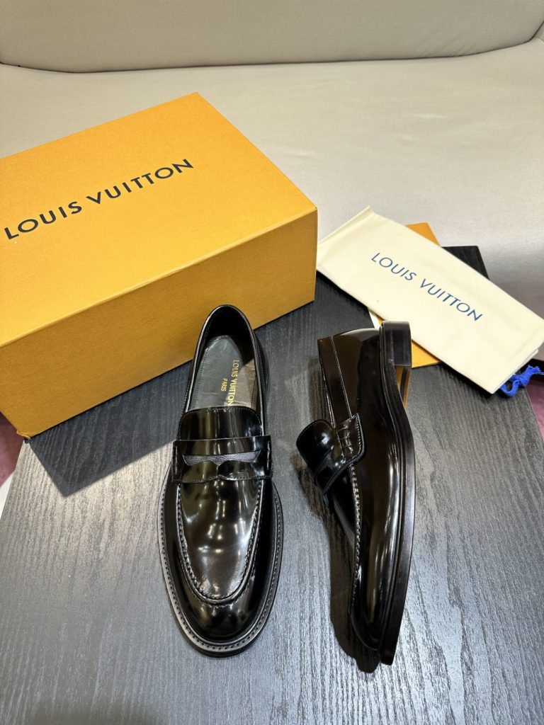 LV Louis Vuitton This version of the Vendome FLV Louis Vuitton ex Lucky Shoe combines the traditional construction with the innovative cork-filled sole with the elastic Goodyear process to achieve a comfortable wearing experience. The Monogram canvas trim on the shoelace enhances the delicate texture of the waxed cow leather upper and matches the leather outsole. Size 39-44 (38.45 customized)