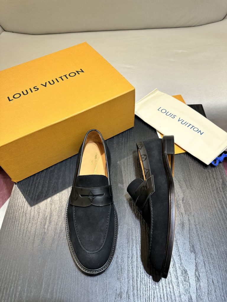 LV Louis Vuitton This version of the Vendome FLV Louis Vuitton ex Lucky Shoe combines the traditional construction with the innovative cork-filled sole with the elastic Goodyear process to achieve a comfortable wearing experience. The Monogram canvas trim on the shoelace enhances the delicate texture of the waxed cow leather upper and matches the leather outsole. Size 39-44 (38.45 customized)