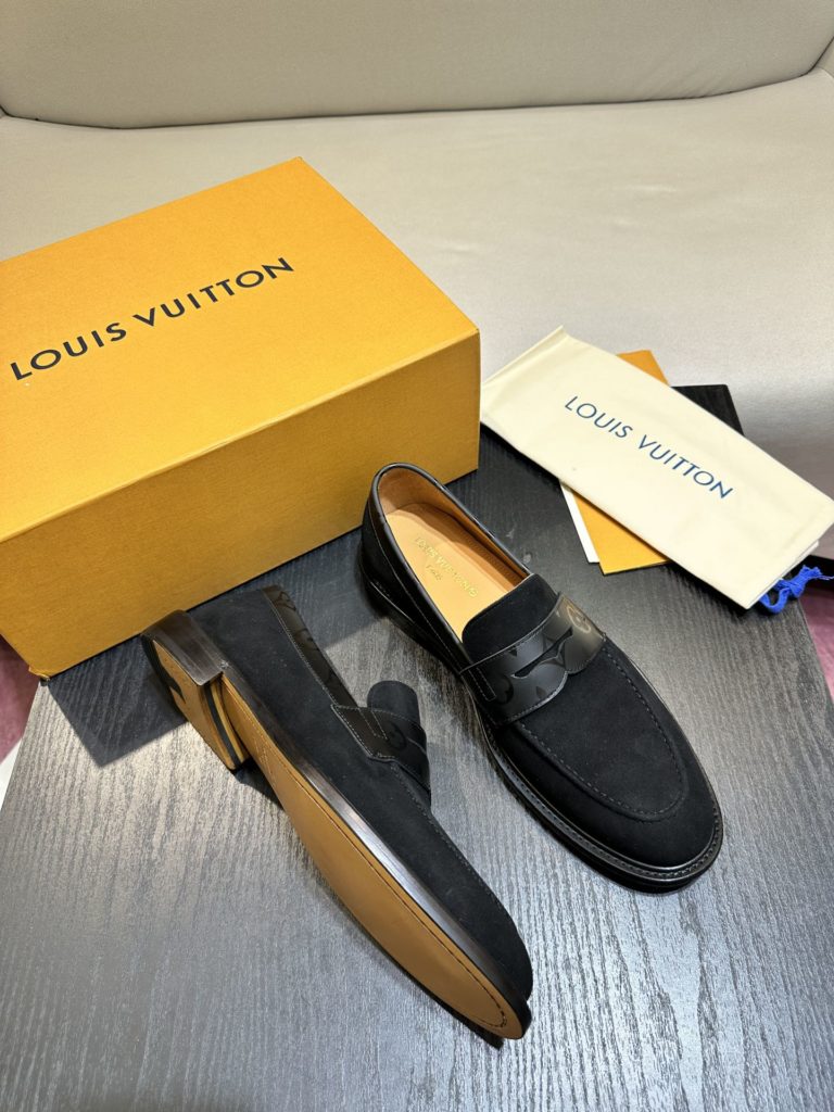 LV Louis Vuitton This version of the Vendome FLV Louis Vuitton ex Lucky Shoe combines the traditional construction with the innovative cork-filled sole with the elastic Goodyear process to achieve a comfortable wearing experience. The Monogram canvas trim on the shoelace enhances the delicate texture of the waxed cow leather upper and matches the leather outsole. Size 39-44 (38.45 customized)