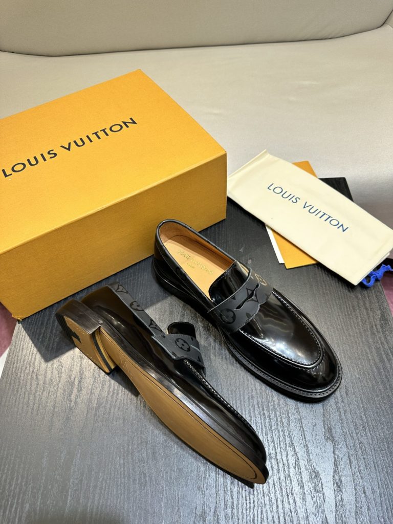 LV Louis Vuitton This version of the Vendome FLV Louis Vuitton ex Lucky Shoe combines the traditional construction with the innovative cork-filled sole with the elastic Goodyear process to achieve a comfortable wearing experience. The Monogram canvas trim on the shoelace enhances the delicate texture of the waxed cow leather upper and matches the leather outsole. Size 39-44 (38.45 customized)