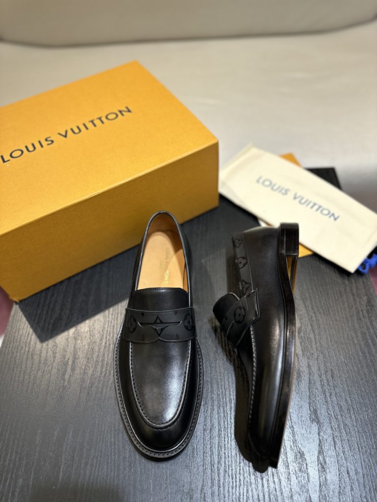 LV Louis Vuitton This version of the Vendome FLV Louis Vuitton ex Lucky Shoe combines the traditional construction with the innovative cork-filled sole with the elastic Goodyear process to achieve a comfortable wearing experience. The Monogram canvas trim on the shoelace enhances the delicate texture of the waxed cow leather upper and matches the leather outsole. Size 39-44 (38.45 customized)