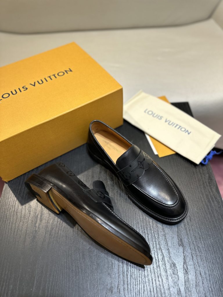 LV Louis Vuitton This version of the Vendome FLV Louis Vuitton ex Lucky Shoe combines the traditional construction with the innovative cork-filled sole with the elastic Goodyear process to achieve a comfortable wearing experience. The Monogram canvas trim on the shoelace enhances the delicate texture of the waxed cow leather upper and matches the leather outsole. Size 39-44 (38.45 customized)