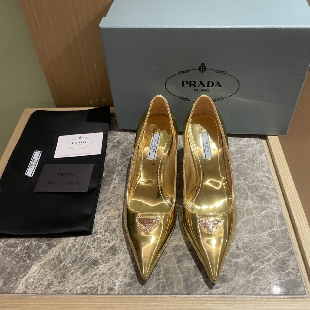 🔥🔥 Ins hot ✨ Prada/Prada 2023ss early spring new high heels, adhering to the modern design concept, show exquisite charm. The iconic enamel metal triangle logo shows the brand characteristics. This logo was designed by Mario Prada. Fabric: metal leather sheepskin inner heel height: 7.5cm Size: 35-42 (40-42 customized non-refundable)