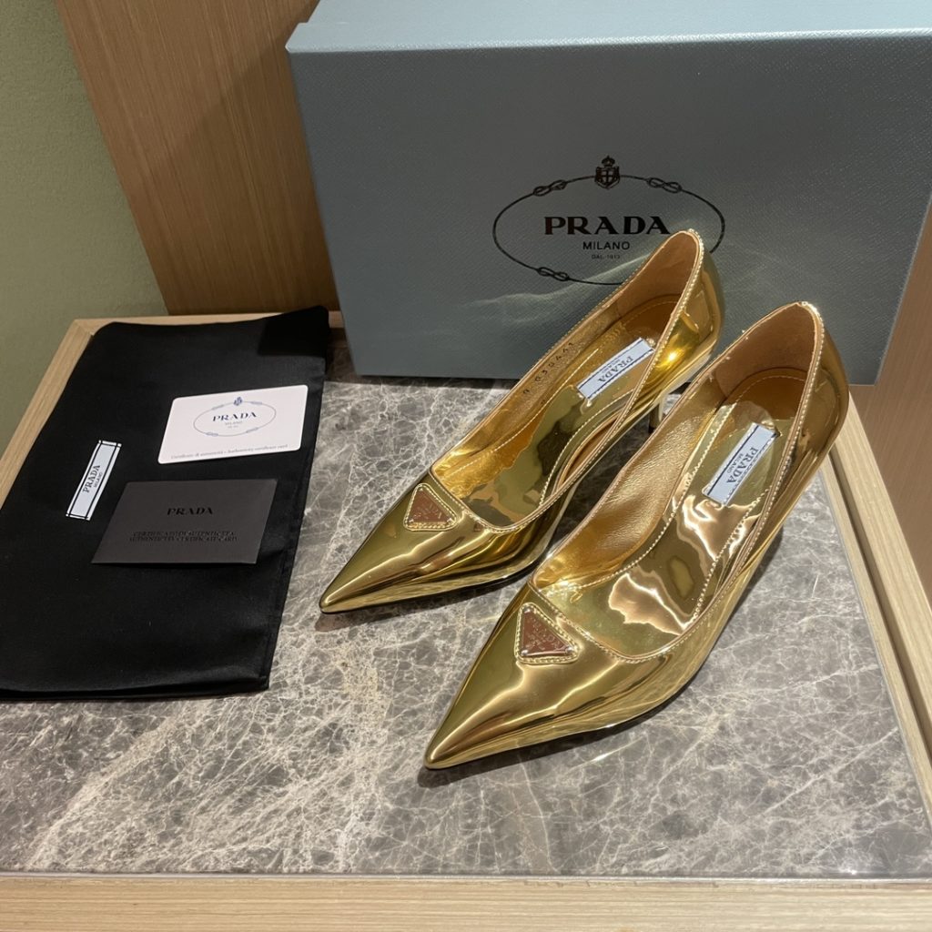 🔥🔥 Ins hot ✨ Prada/Prada 2023ss early spring new high heels, adhering to the modern design concept, show exquisite charm. The iconic enamel metal triangle logo shows the brand characteristics. This logo was designed by Mario Prada. Fabric: metal leather sheepskin inner heel height: 7.5cm Size: 35-42 (40-42 customized non-refundable)