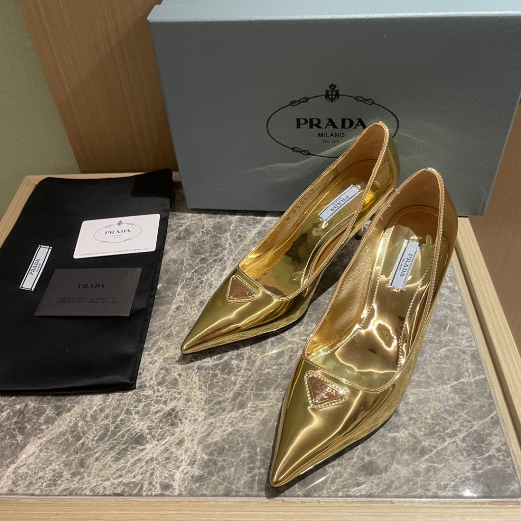 🔥🔥 Ins hot ✨ Prada/Prada 2023ss early spring new high heels, adhering to the modern design concept, show exquisite charm. The iconic enamel metal triangle logo shows the brand characteristics. This logo was designed by Mario Prada. Fabric: metal leather sheepskin inner heel height: 7.5cm Size: 35-42 (40-42 customized non-refundable)