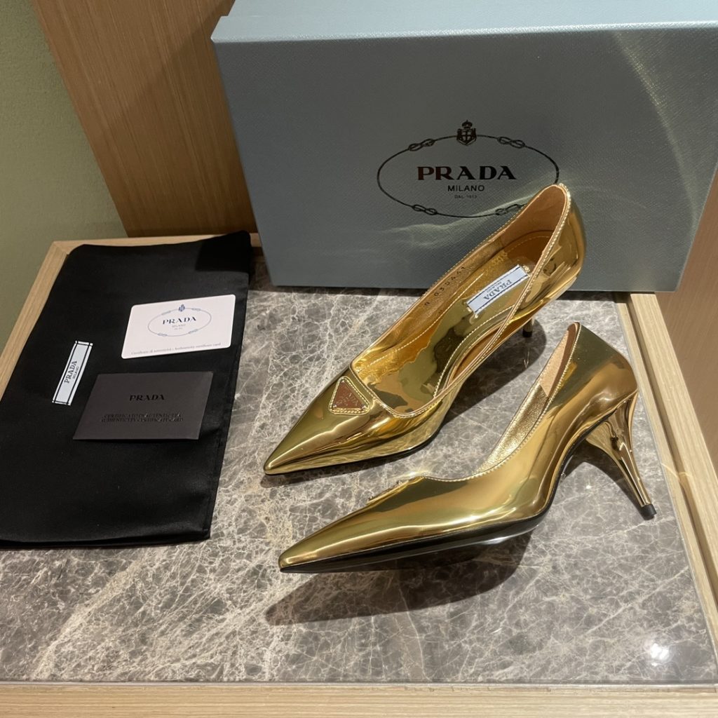 🔥🔥 Ins hot ✨ Prada/Prada 2023ss early spring new high heels, adhering to the modern design concept, show exquisite charm. The iconic enamel metal triangle logo shows the brand characteristics. This logo was designed by Mario Prada. Fabric: metal leather sheepskin inner heel height: 7.5cm Size: 35-42 (40-42 customized non-refundable)