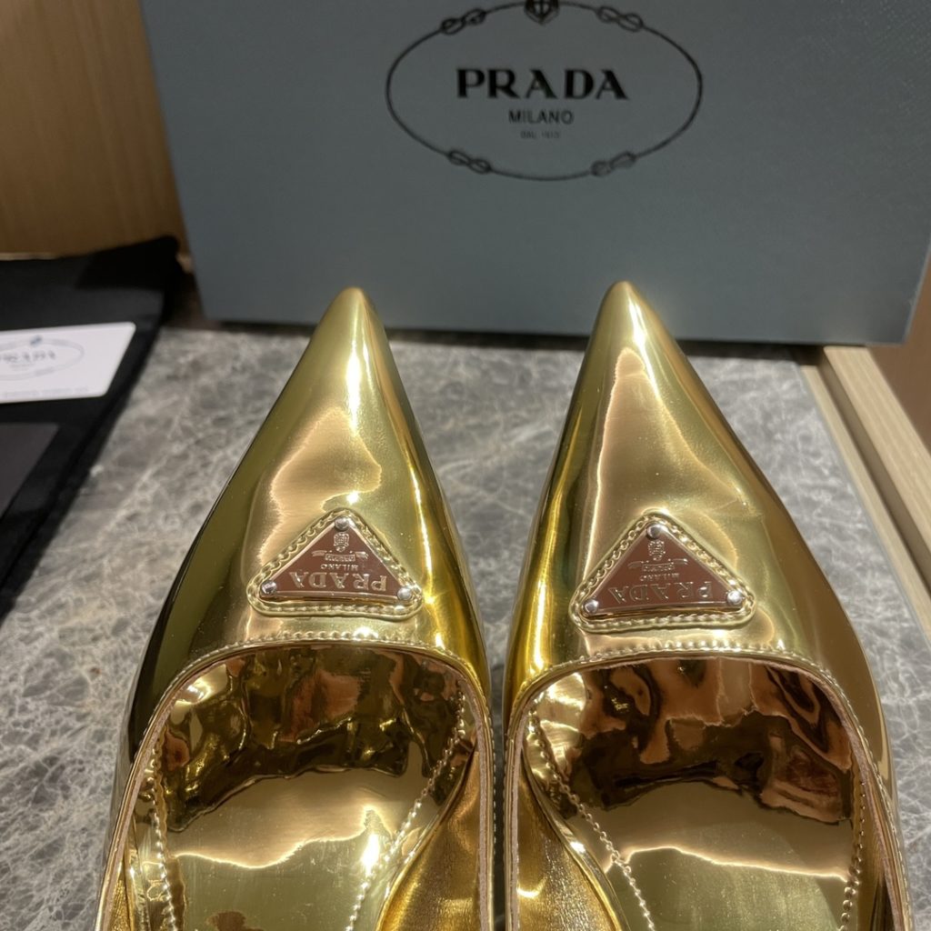 🔥🔥 Ins hot ✨ Prada/Prada 2023ss early spring new high heels, adhering to the modern design concept, show exquisite charm. The iconic enamel metal triangle logo shows the brand characteristics. This logo was designed by Mario Prada. Fabric: metal leather sheepskin inner heel height: 7.5cm Size: 35-42 (40-42 customized non-refundable)