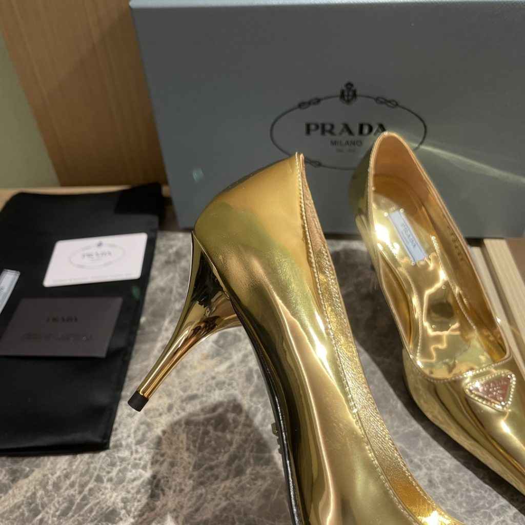 🔥🔥 Ins hot ✨ Prada/Prada 2023ss early spring new high heels, adhering to the modern design concept, show exquisite charm. The iconic enamel metal triangle logo shows the brand characteristics. This logo was designed by Mario Prada. Fabric: metal leather sheepskin inner heel height: 7.5cm Size: 35-42 (40-42 customized non-refundable)