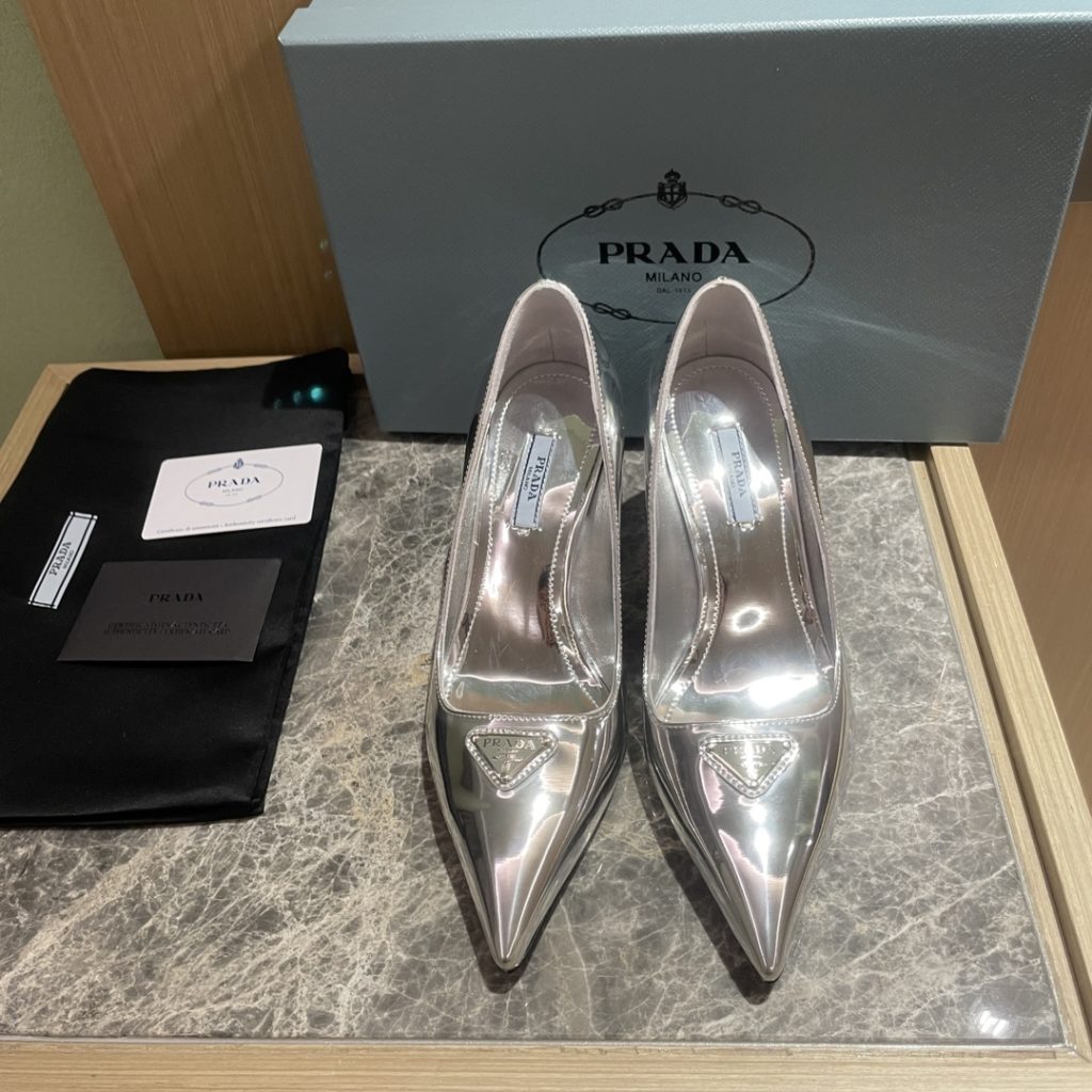 🔥🔥 Ins hot ✨ Prada/Prada 2023ss early spring new high heels, adhering to the modern design concept, show exquisite charm. The iconic enamel metal triangle logo shows the brand characteristics. This logo was designed by Mario Prada. Fabric: metal leather sheepskin inner heel height: 7.5cm Size: 35-42 (40-42 customized non-refundable)