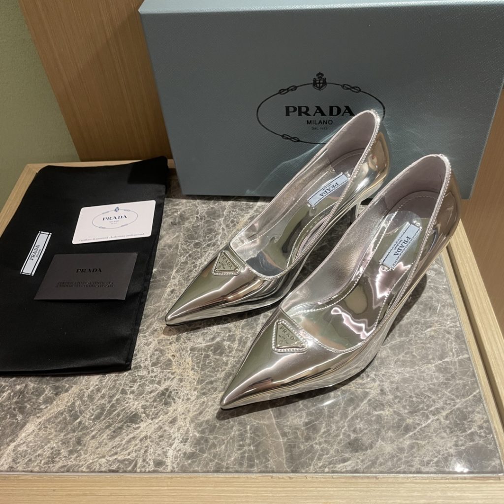 🔥🔥 Ins hot ✨ Prada/Prada 2023ss early spring new high heels, adhering to the modern design concept, show exquisite charm. The iconic enamel metal triangle logo shows the brand characteristics. This logo was designed by Mario Prada. Fabric: metal leather sheepskin inner heel height: 7.5cm Size: 35-42 (40-42 customized non-refundable)