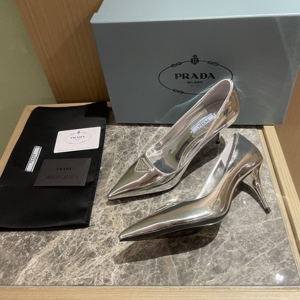 🔥🔥 Ins hot ✨ Prada/Prada 2023ss early spring new high heels, adhering to the modern design concept, show exquisite charm. The iconic enamel metal triangle logo shows the brand characteristics. This logo was designed by Mario Prada. Fabric: metal leather sheepskin inner heel height: 7.5cm Size: 35-42 (40-42 customized non-refundable)