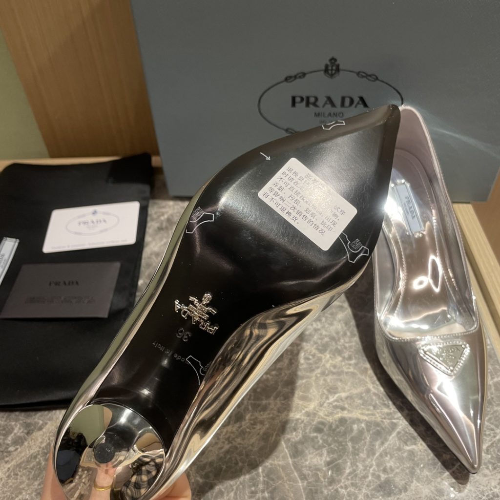 🔥🔥 Ins hot ✨ Prada/Prada 2023ss early spring new high heels, adhering to the modern design concept, show exquisite charm. The iconic enamel metal triangle logo shows the brand characteristics. This logo was designed by Mario Prada. Fabric: metal leather sheepskin inner heel height: 7.5cm Size: 35-42 (40-42 customized non-refundable)