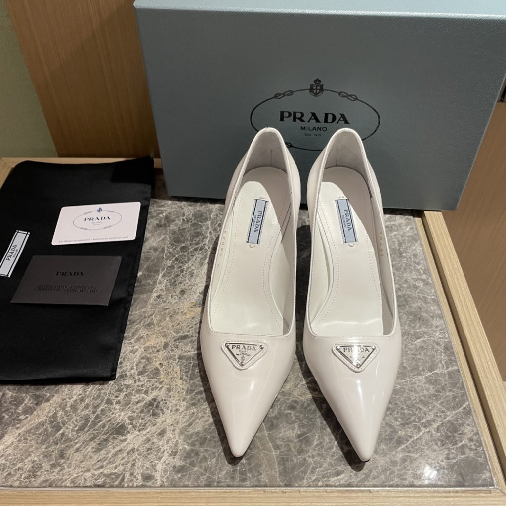 🔥🔥 Ins hot ✨ Prada/Prada 2023ss early spring new high heels, adhering to the modern design concept, show exquisite charm. The iconic enamel metal triangle logo shows the brand characteristics. This logo was designed by Mario Prada. Fabric: metal leather sheepskin inner heel height: 7.5cm Size: 35-42 (40-42 customized non-refundable)