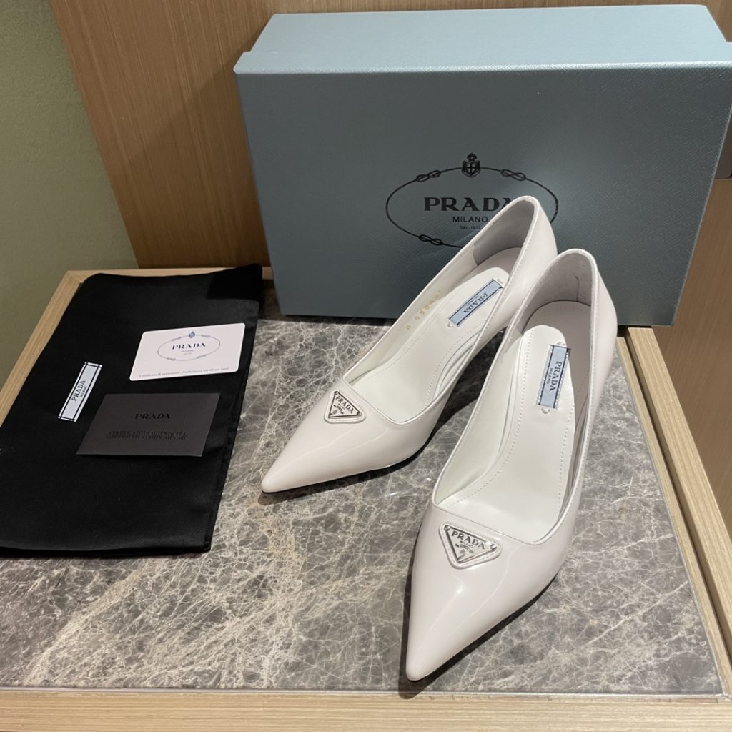 🔥🔥 Ins hot ✨ Prada/Prada 2023ss early spring new high heels, adhering to the modern design concept, show exquisite charm. The iconic enamel metal triangle logo shows the brand characteristics. This logo was designed by Mario Prada. Fabric: metal leather sheepskin inner heel height: 7.5cm Size: 35-42 (40-42 customized non-refundable)