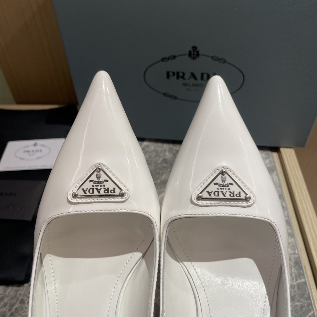 🔥🔥 Ins hot ✨ Prada/Prada 2023ss early spring new high heels, adhering to the modern design concept, show exquisite charm. The iconic enamel metal triangle logo shows the brand characteristics. This logo was designed by Mario Prada. Fabric: metal leather sheepskin inner heel height: 7.5cm Size: 35-42 (40-42 customized non-refundable)