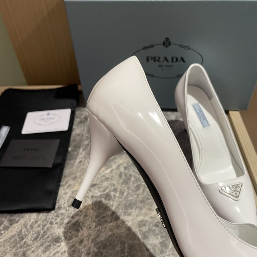 🔥🔥 Ins hot ✨ Prada/Prada 2023ss early spring new high heels, adhering to the modern design concept, show exquisite charm. The iconic enamel metal triangle logo shows the brand characteristics. This logo was designed by Mario Prada. Fabric: metal leather sheepskin inner heel height: 7.5cm Size: 35-42 (40-42 customized non-refundable)