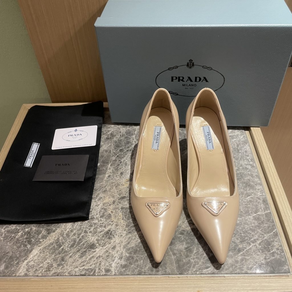 🔥🔥 Ins hot ✨ Prada/Prada 2023ss early spring new high heels, adhering to the modern design concept, show exquisite charm. The iconic enamel metal triangle logo shows the brand characteristics. This logo was designed by Mario Prada. Fabric: metal leather sheepskin inner heel height: 7.5cm Size: 35-42 (40-42 customized non-refundable)