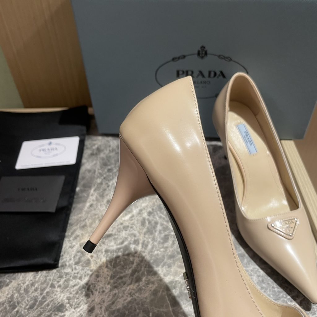 🔥🔥 Ins hot ✨ Prada/Prada 2023ss early spring new high heels, adhering to the modern design concept, show exquisite charm. The iconic enamel metal triangle logo shows the brand characteristics. This logo was designed by Mario Prada. Fabric: metal leather sheepskin inner heel height: 7.5cm Size: 35-42 (40-42 customized non-refundable)