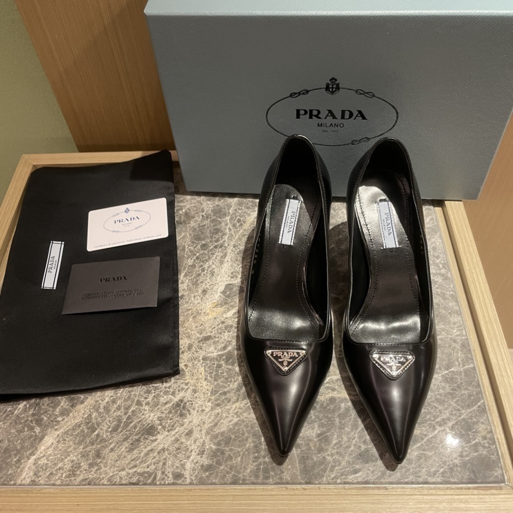 🔥🔥 Ins hot ✨ Prada/Prada 2023ss early spring new high heels, adhering to the modern design concept, show exquisite charm. The iconic enamel metal triangle logo shows the brand characteristics. This logo was designed by Mario Prada. Fabric: metal leather sheepskin inner heel height: 7.5cm Size: 35-42 (40-42 customized non-refundable)