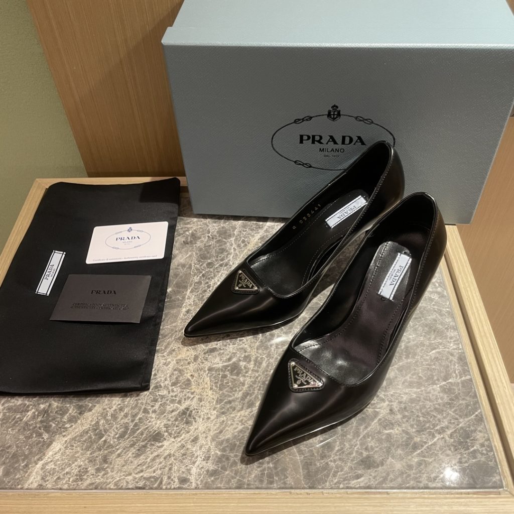 🔥🔥 Ins hot ✨ Prada/Prada 2023ss early spring new high heels, adhering to the modern design concept, show exquisite charm. The iconic enamel metal triangle logo shows the brand characteristics. This logo was designed by Mario Prada. Fabric: metal leather sheepskin inner heel height: 7.5cm Size: 35-42 (40-42 customized non-refundable)