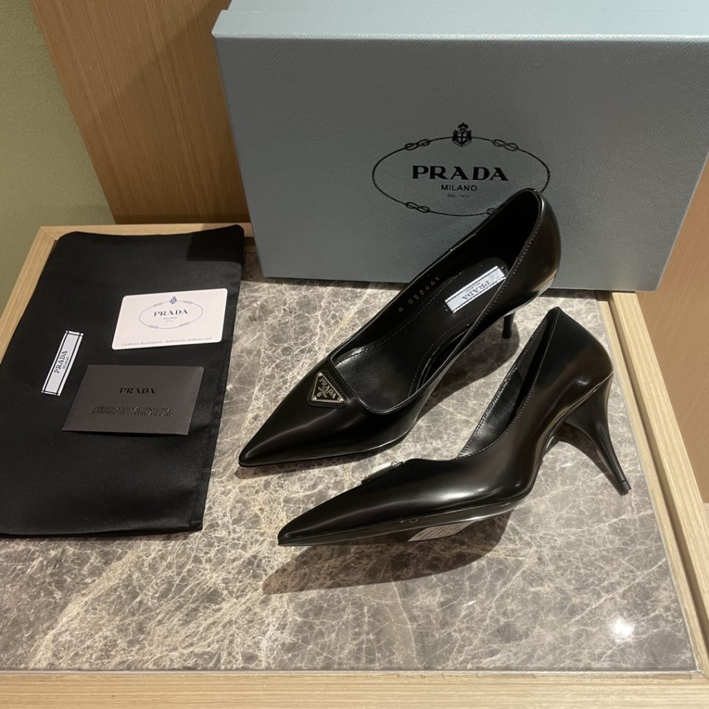 🔥🔥 Ins hot ✨ Prada/Prada 2023ss early spring new high heels, adhering to the modern design concept, show exquisite charm. The iconic enamel metal triangle logo shows the brand characteristics. This logo was designed by Mario Prada. Fabric: metal leather sheepskin inner heel height: 7.5cm Size: 35-42 (40-42 customized non-refundable)