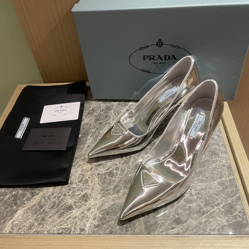 🔥🔥 Ins hot ✨ Prada/Prada 2023ss early spring new high heels, adhering to the modern design concept, show exquisite charm. The iconic enamel metal triangle logo shows the brand characteristics. This logo was designed by Mario Prada. Fabric: metal leather sheepskin inner heel height: 7.5cm Size: 35-42 (40-42 customized non-refundable)