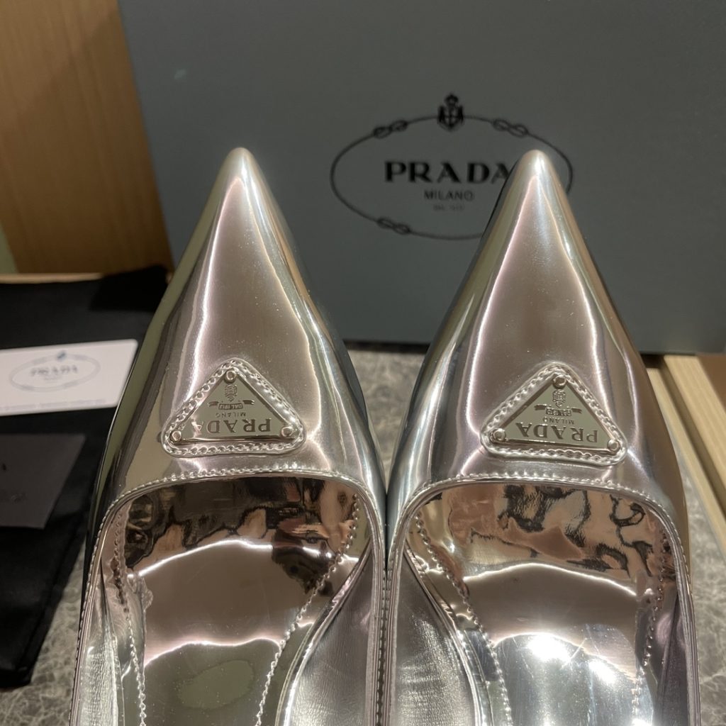 🔥🔥 Ins hot ✨ Prada/Prada 2023ss early spring new high heels, adhering to the modern design concept, show exquisite charm. The iconic enamel metal triangle logo shows the brand characteristics. This logo was designed by Mario Prada. Fabric: metal leather sheepskin inner heel height: 7.5cm Size: 35-42 (40-42 customized non-refundable)