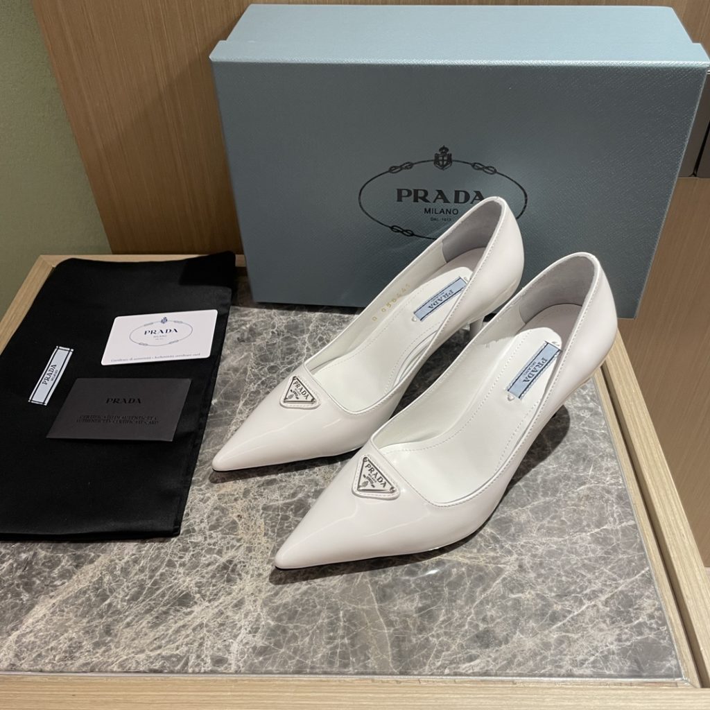 🔥🔥 Ins hot ✨ Prada/Prada 2023ss early spring new high heels, adhering to the modern design concept, show exquisite charm. The iconic enamel metal triangle logo shows the brand characteristics. This logo was designed by Mario Prada. Fabric: metal leather sheepskin inner heel height: 7.5cm Size: 35-42 (40-42 customized non-refundable)