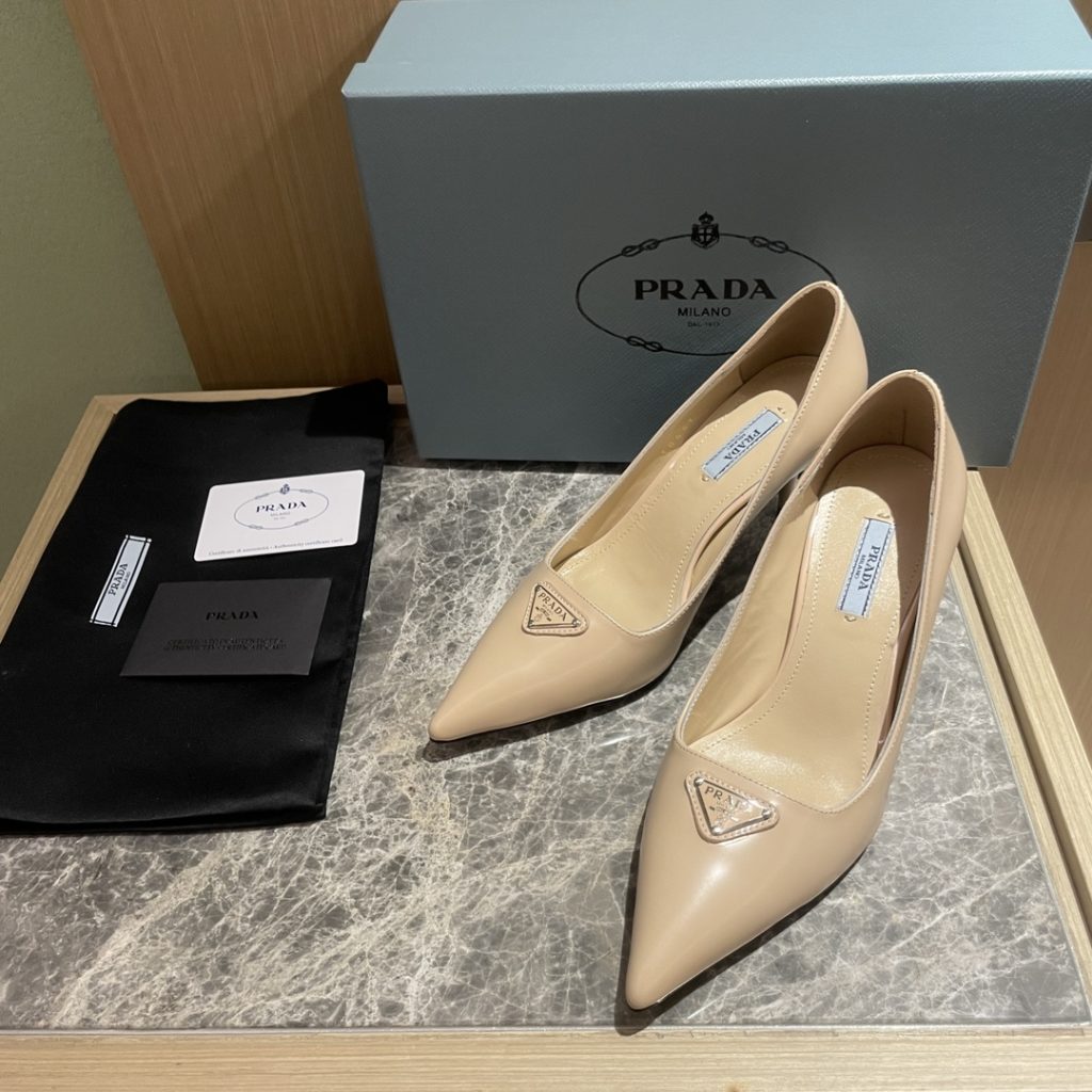 🔥🔥 Ins hot ✨ Prada/Prada 2023ss early spring new high heels, adhering to the modern design concept, show exquisite charm. The iconic enamel metal triangle logo shows the brand characteristics. This logo was designed by Mario Prada. Fabric: metal leather sheepskin inner heel height: 7.5cm Size: 35-42 (40-42 customized non-refundable)