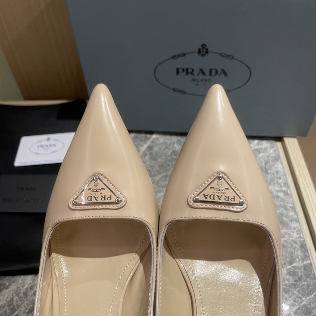 🔥🔥 Ins hot ✨ Prada/Prada 2023ss early spring new high heels, adhering to the modern design concept, show exquisite charm. The iconic enamel metal triangle logo shows the brand characteristics. This logo was designed by Mario Prada. Fabric: metal leather sheepskin inner heel height: 7.5cm Size: 35-42 (40-42 customized non-refundable)