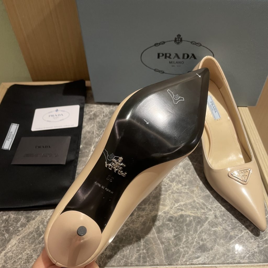 🔥🔥 Ins hot ✨ Prada/Prada 2023ss early spring new high heels, adhering to the modern design concept, show exquisite charm. The iconic enamel metal triangle logo shows the brand characteristics. This logo was designed by Mario Prada. Fabric: metal leather sheepskin inner heel height: 7.5cm Size: 35-42 (40-42 customized non-refundable)