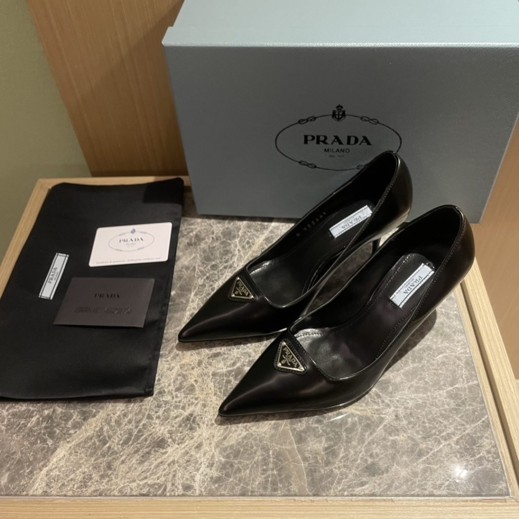 🔥🔥 Ins hot ✨ Prada/Prada 2023ss early spring new high heels, adhering to the modern design concept, show exquisite charm. The iconic enamel metal triangle logo shows the brand characteristics. This logo was designed by Mario Prada. Fabric: metal leather sheepskin inner heel height: 7.5cm Size: 35-42 (40-42 customized non-refundable)