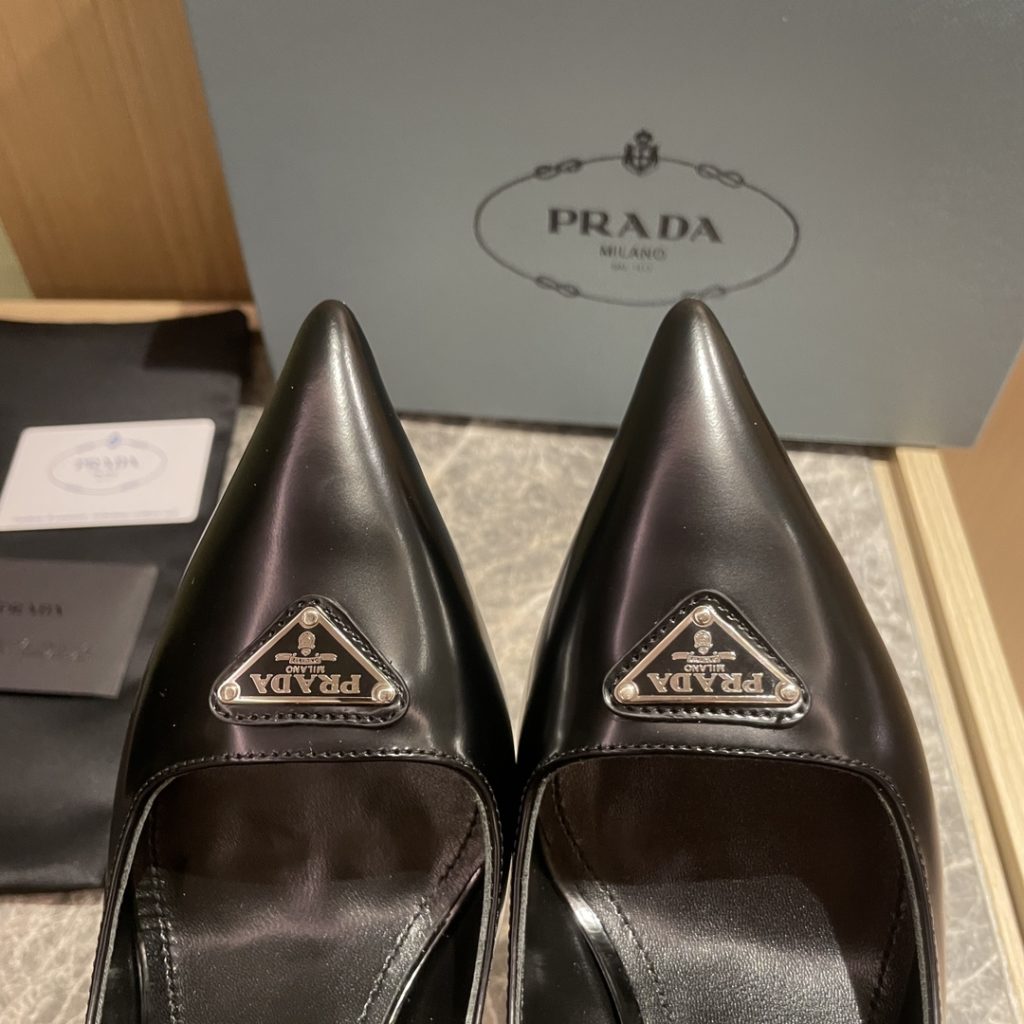 🔥🔥 Ins hot ✨ Prada/Prada 2023ss early spring new high heels, adhering to the modern design concept, show exquisite charm. The iconic enamel metal triangle logo shows the brand characteristics. This logo was designed by Mario Prada. Fabric: metal leather sheepskin inner heel height: 7.5cm Size: 35-42 (40-42 customized non-refundable)