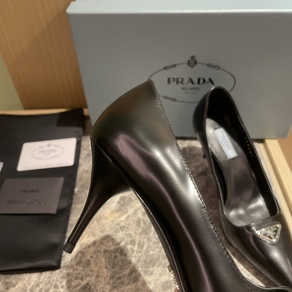 🔥🔥 Ins hot ✨ Prada/Prada 2023ss early spring new high heels, adhering to the modern design concept, show exquisite charm. The iconic enamel metal triangle logo shows the brand characteristics. This logo was designed by Mario Prada. Fabric: metal leather sheepskin inner heel height: 7.5cm Size: 35-42 (40-42 customized non-refundable)