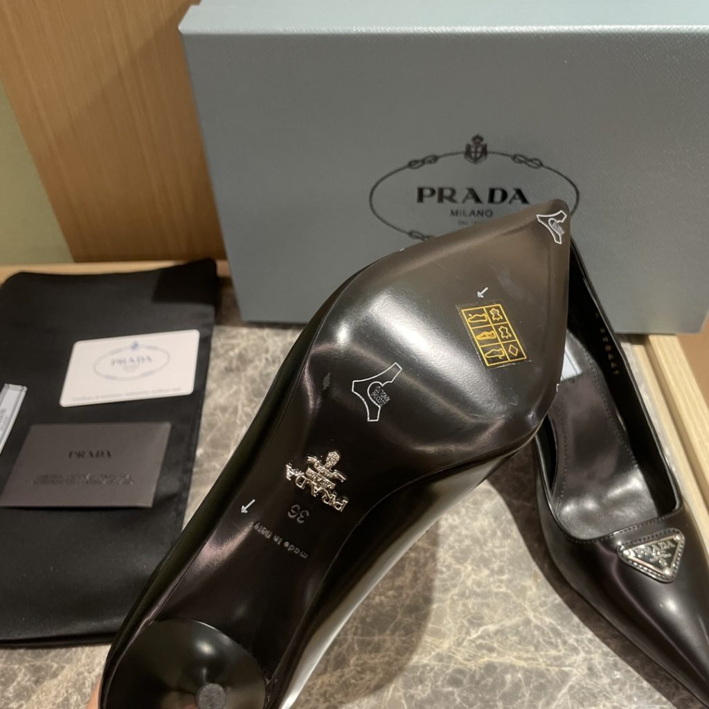 🔥🔥 Ins hot ✨ Prada/Prada 2023ss early spring new high heels, adhering to the modern design concept, show exquisite charm. The iconic enamel metal triangle logo shows the brand characteristics. This logo was designed by Mario Prada. Fabric: metal leather sheepskin inner heel height: 7.5cm Size: 35-42 (40-42 customized non-refundable)