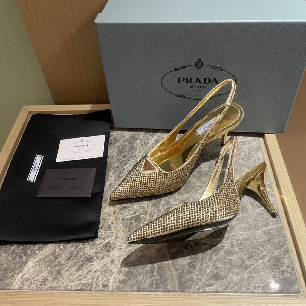 🔥🔥 Ins hot ✨ Prada/Prada 2023ss early spring new product This high heel shoe with back lace, adhering to the modern design concept, shows exquisite charm. With diamond, the iconic enamel metal triangle logo shows the brand characteristics. This logo was designed by Mario Prada. Fabric: satin ➕ Austrian diamond sheepskin heel height: 7.5cm yards: 35-42 (40-42 customized non-refundable) Ex-factory price: black diamond, white diamond, gold diamond