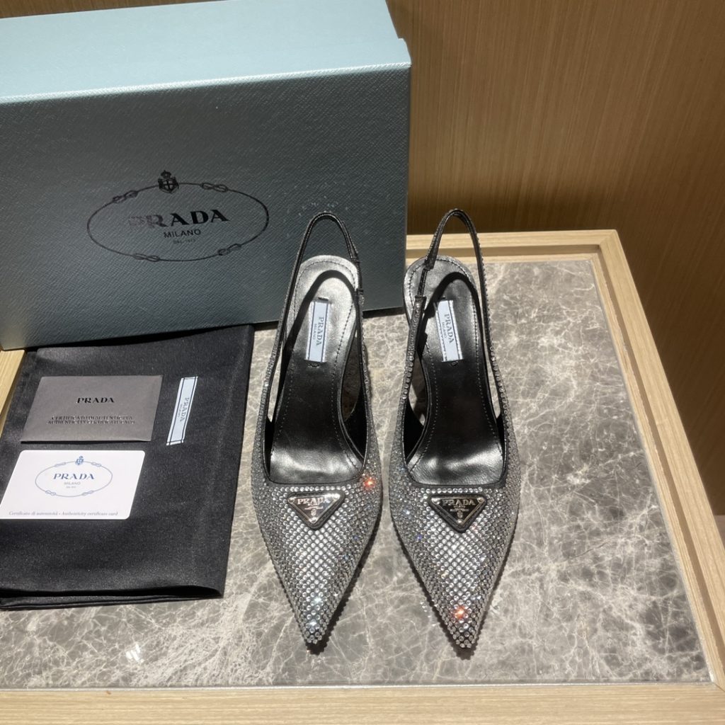 🔥🔥 Ins hot ✨ Prada/Prada 2023ss early spring new product This high heel shoe with back lace, adhering to the modern design concept, shows exquisite charm. With diamond, the iconic enamel metal triangle logo shows the brand characteristics. This logo was designed by Mario Prada. Fabric: satin ➕ Austrian diamond sheepskin heel height: 7.5cm yards: 35-42 (40-42 customized non-refundable) Ex-factory price: black diamond, white diamond, gold diamond