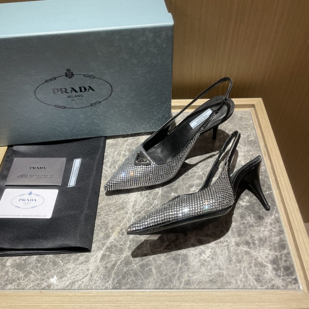 🔥🔥 Ins hot ✨ Prada/Prada 2023ss early spring new product This high heel shoe with back lace, adhering to the modern design concept, shows exquisite charm. With diamond, the iconic enamel metal triangle logo shows the brand characteristics. This logo was designed by Mario Prada. Fabric: satin ➕ Austrian diamond sheepskin heel height: 7.5cm yards: 35-42 (40-42 customized non-refundable) Ex-factory price: black diamond, white diamond, gold diamond