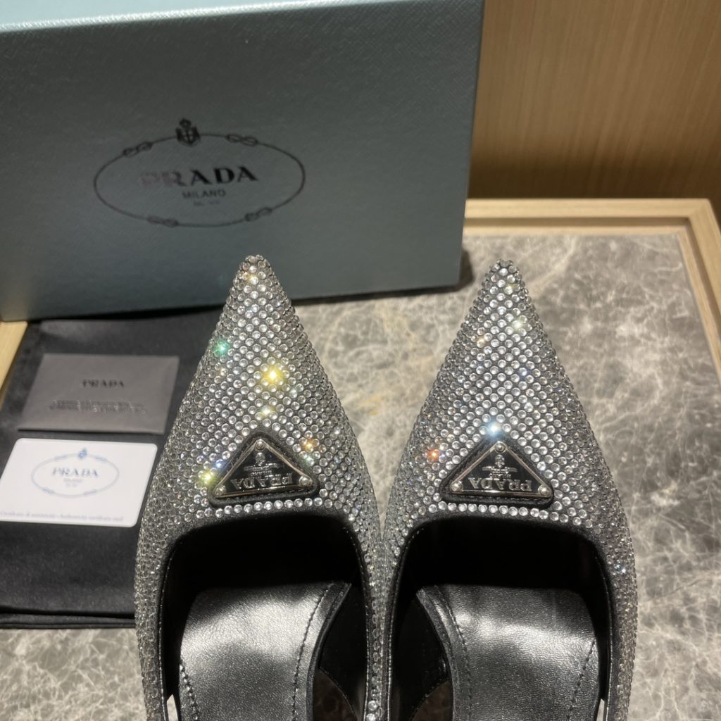 🔥🔥 Ins hot ✨ Prada/Prada 2023ss early spring new product This high heel shoe with back lace, adhering to the modern design concept, shows exquisite charm. With diamond, the iconic enamel metal triangle logo shows the brand characteristics. This logo was designed by Mario Prada. Fabric: satin ➕ Austrian diamond sheepskin heel height: 7.5cm yards: 35-42 (40-42 customized non-refundable) Ex-factory price: black diamond, white diamond, gold diamond