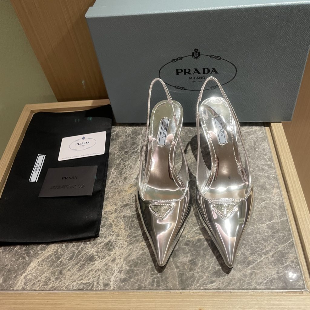 🔥🔥 Ins hot ✨ Prada/Prada 2023ss early spring new product This high heel shoe with back lace, adhering to the modern design concept, shows exquisite charm. With diamond, the iconic enamel metal triangle logo shows the brand characteristics. This logo was designed by Mario Prada. Fabric: satin ➕ Austrian diamond sheepskin heel height: 7.5cm yards: 35-42 (40-42 customized non-refundable) Ex-factory price: black diamond, white diamond, gold diamond