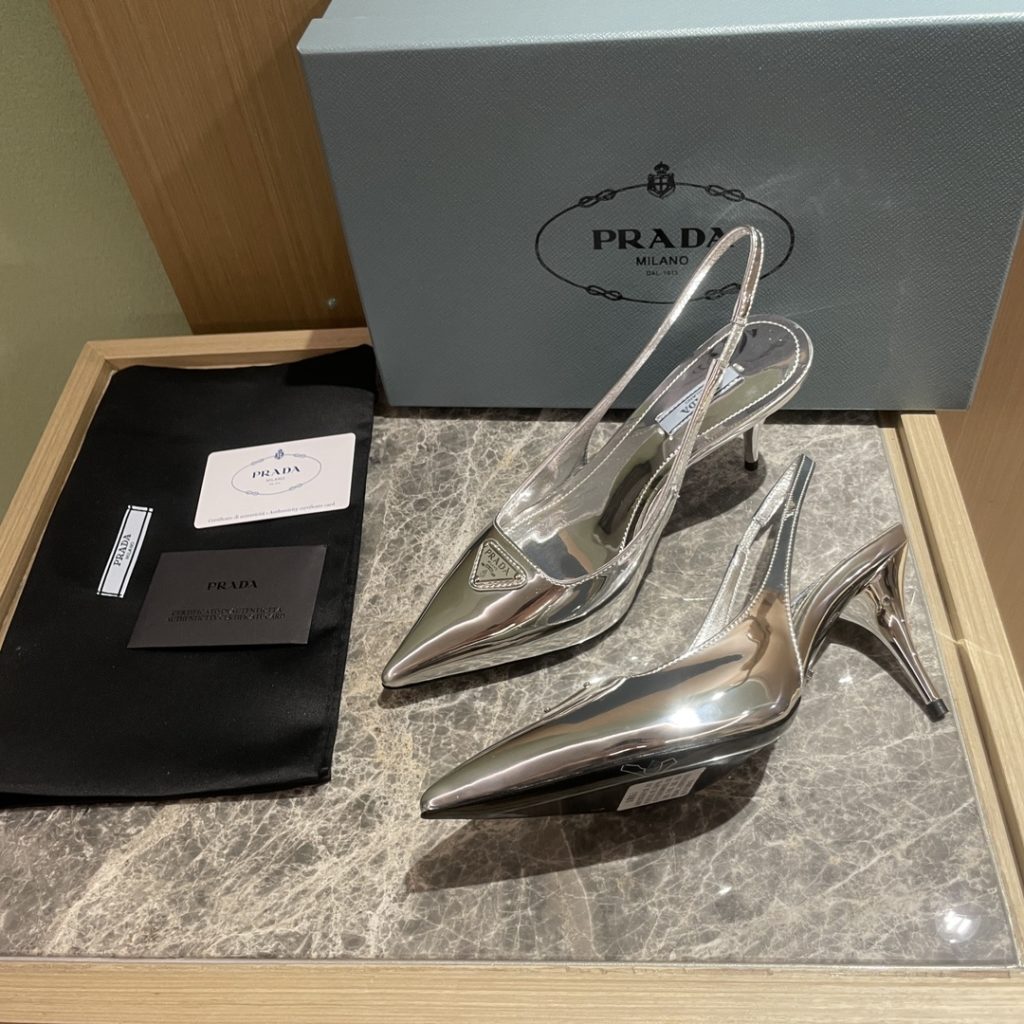 🔥🔥 Ins hot ✨ Prada/Prada 2023ss early spring new product This high heel shoe with back lace, adhering to the modern design concept, shows exquisite charm. With diamond, the iconic enamel metal triangle logo shows the brand characteristics. This logo was designed by Mario Prada. Fabric: satin ➕ Austrian diamond sheepskin heel height: 7.5cm yards: 35-42 (40-42 customized non-refundable) Ex-factory price: black diamond, white diamond, gold diamond