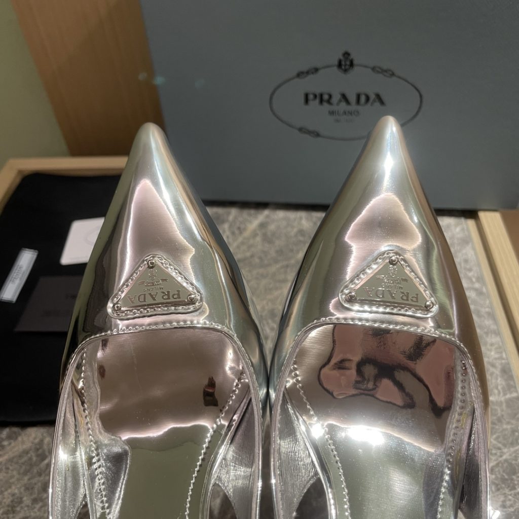 🔥🔥 Ins hot ✨ Prada/Prada 2023ss early spring new product This high heel shoe with back lace, adhering to the modern design concept, shows exquisite charm. With diamond, the iconic enamel metal triangle logo shows the brand characteristics. This logo was designed by Mario Prada. Fabric: satin ➕ Austrian diamond sheepskin heel height: 7.5cm yards: 35-42 (40-42 customized non-refundable) Ex-factory price: black diamond, white diamond, gold diamond